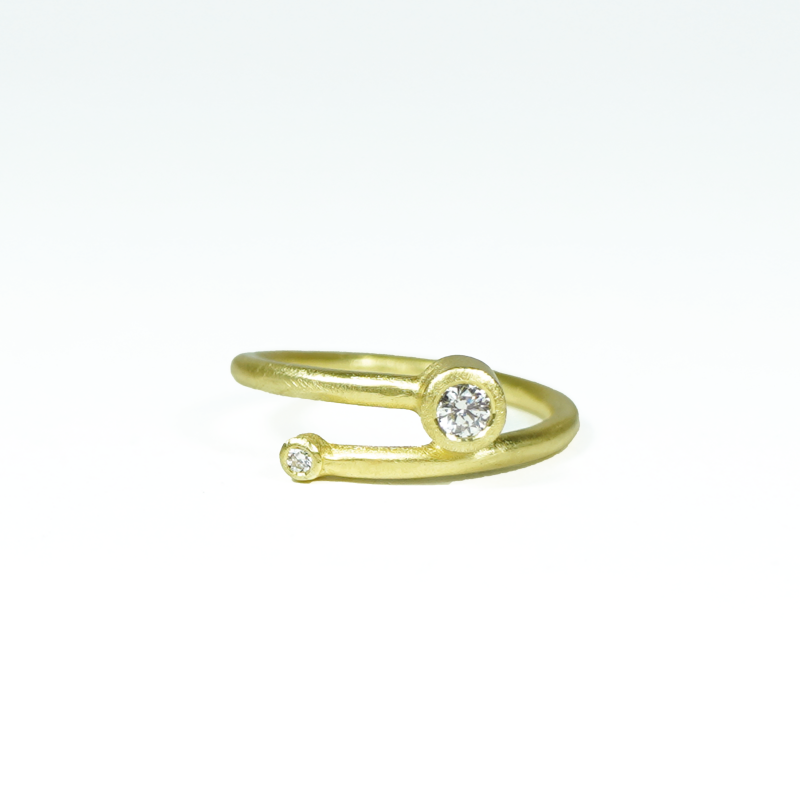 Ring for women handmade in yellow gold and diamonds