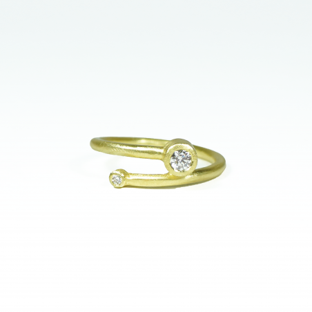 Ring for women handmade in yellow gold and diamonds