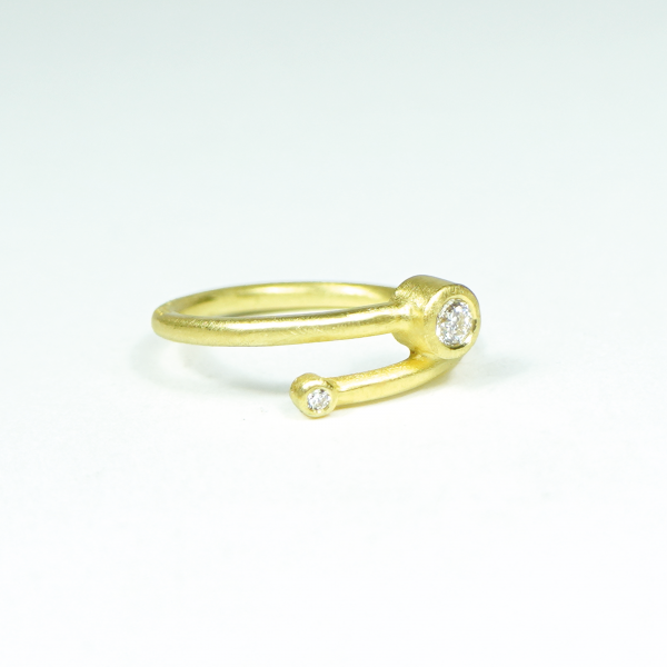 18 kts gold ring with diamonds