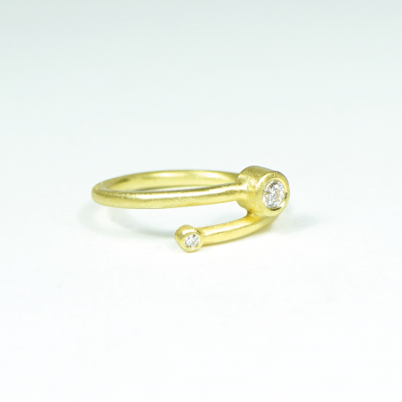 18 kts gold ring with diamonds