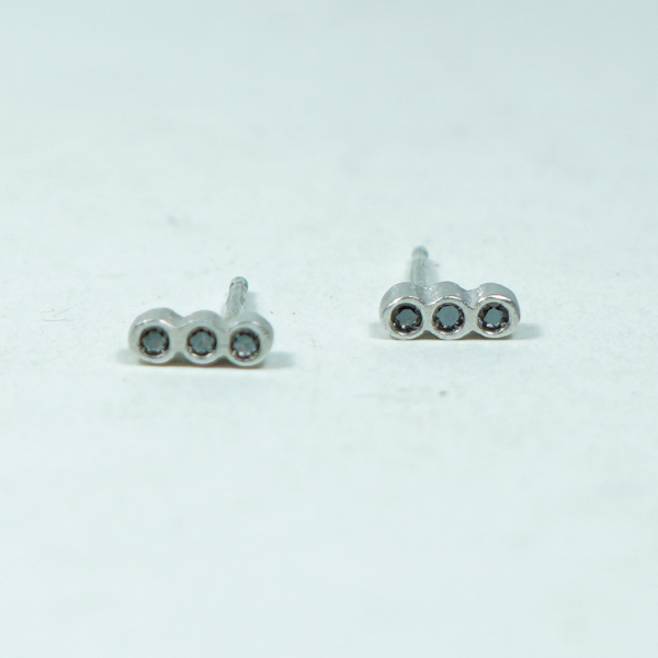 Mini arracades plata amb diamants negres