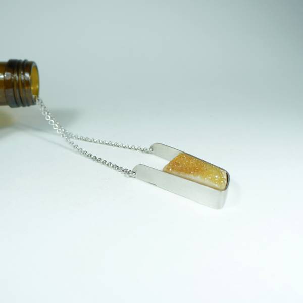Collar de plata con gema de color